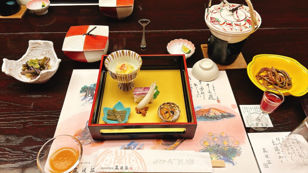 夕食のコース料理（嵐渓荘）