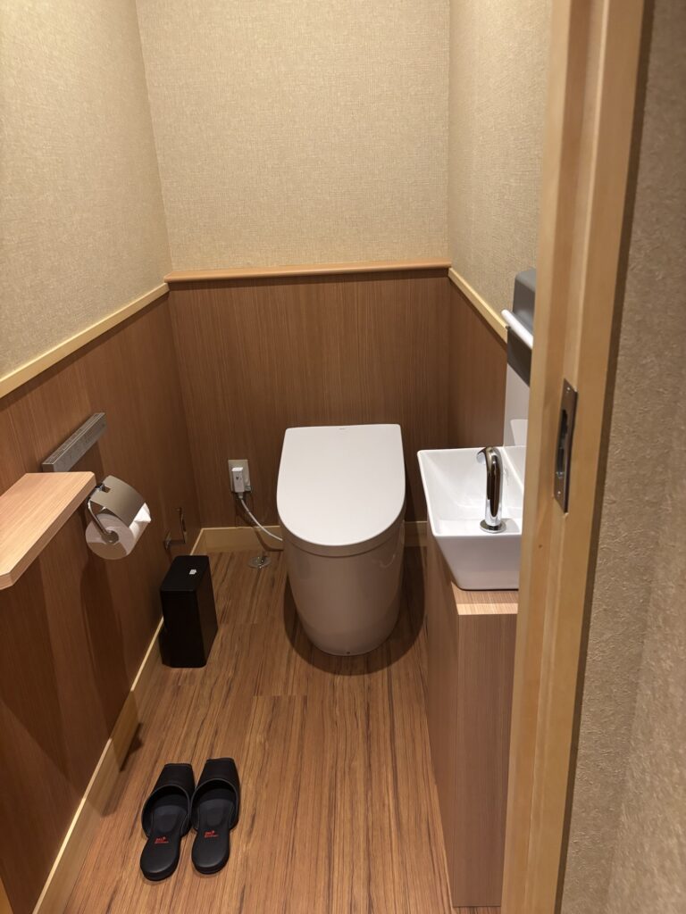 貸切露天風呂「椿の湯」内のトイレ（月岡温泉 白玉の湯 泉慶）