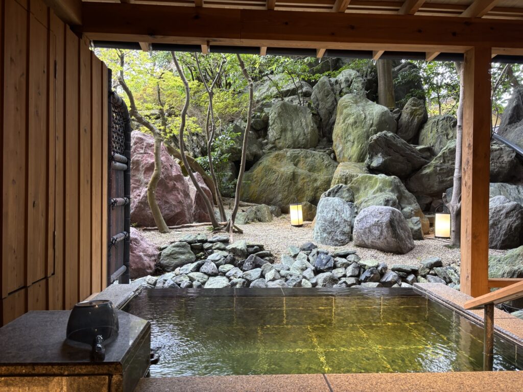 貸切露天風呂「椿の湯」の様子(月岡温泉 白玉の湯 泉慶)